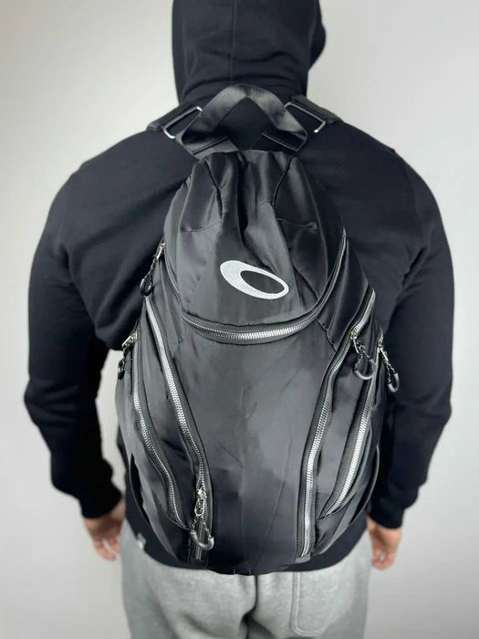 Водонепроникний рюкзак Oakley Vulcan 16L у чорному кольорі.