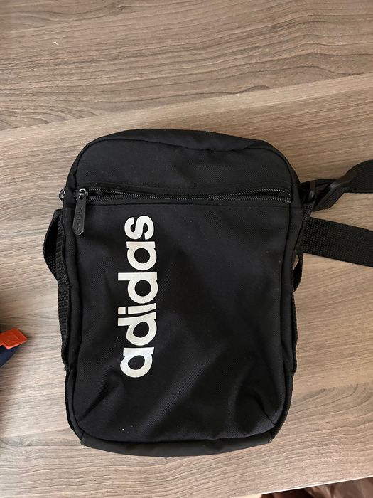 Bolsas da Ellesse e Adidas