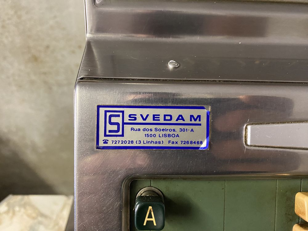 Antiga caixa registradora marca Sweda em aço inoxidável