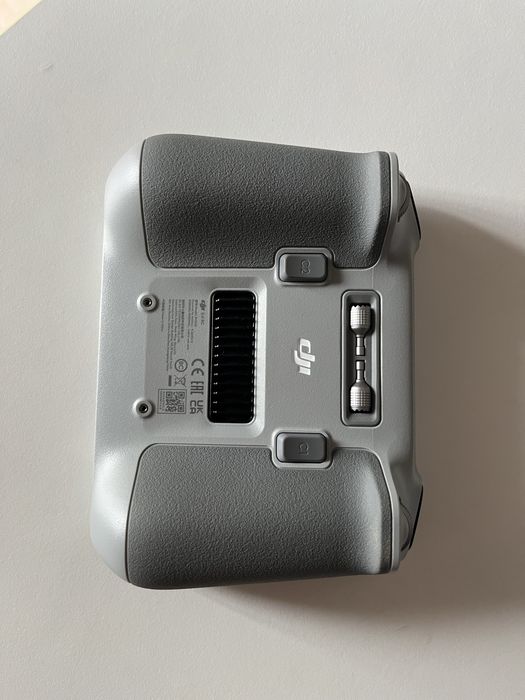 Dji Mini 3 e dois comandos