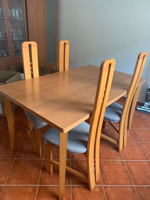 Mesa sala com cadeiras