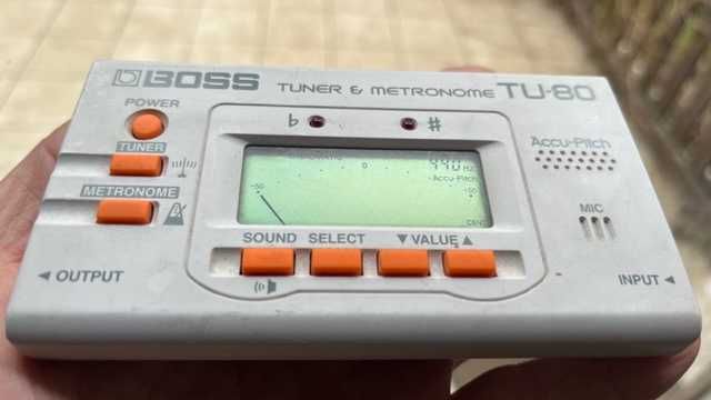 Tuner Boss TU-80 z metronomem