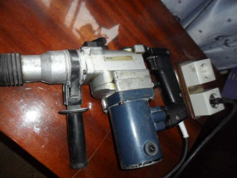 Перфоратор BUDGET BBH 6205 работает