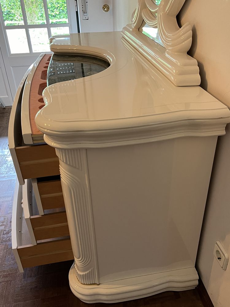 Cómoda em branco