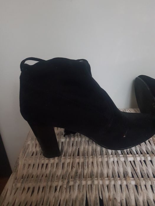 Botki czarne zamszowe na słupku