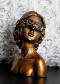 Rzeźba kobieta złota kwiaty na oczach wys. 9 cm