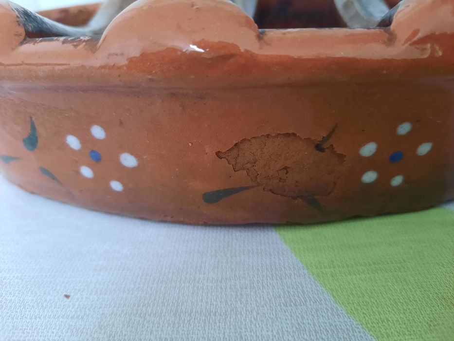 Assador de chouriços em barro