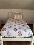 Conjunto cama de solteiro e mesa de cabeceira