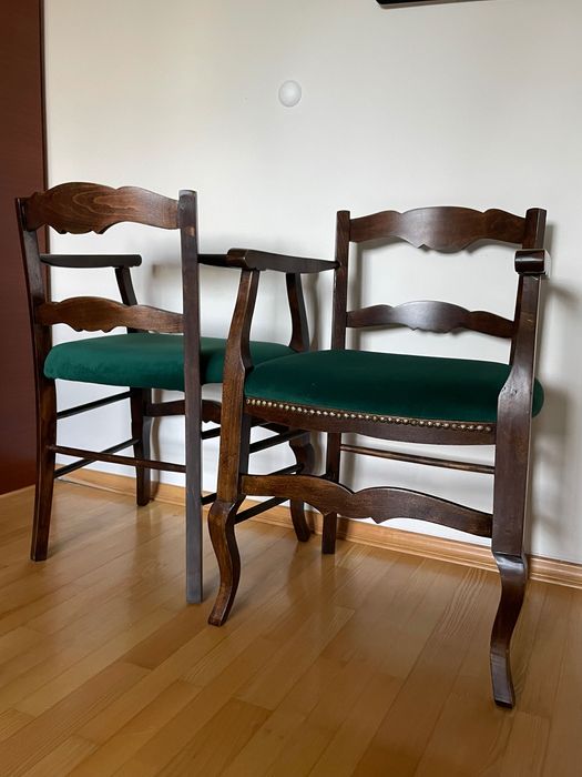 Drewniane krzesło z zielonym obiciem