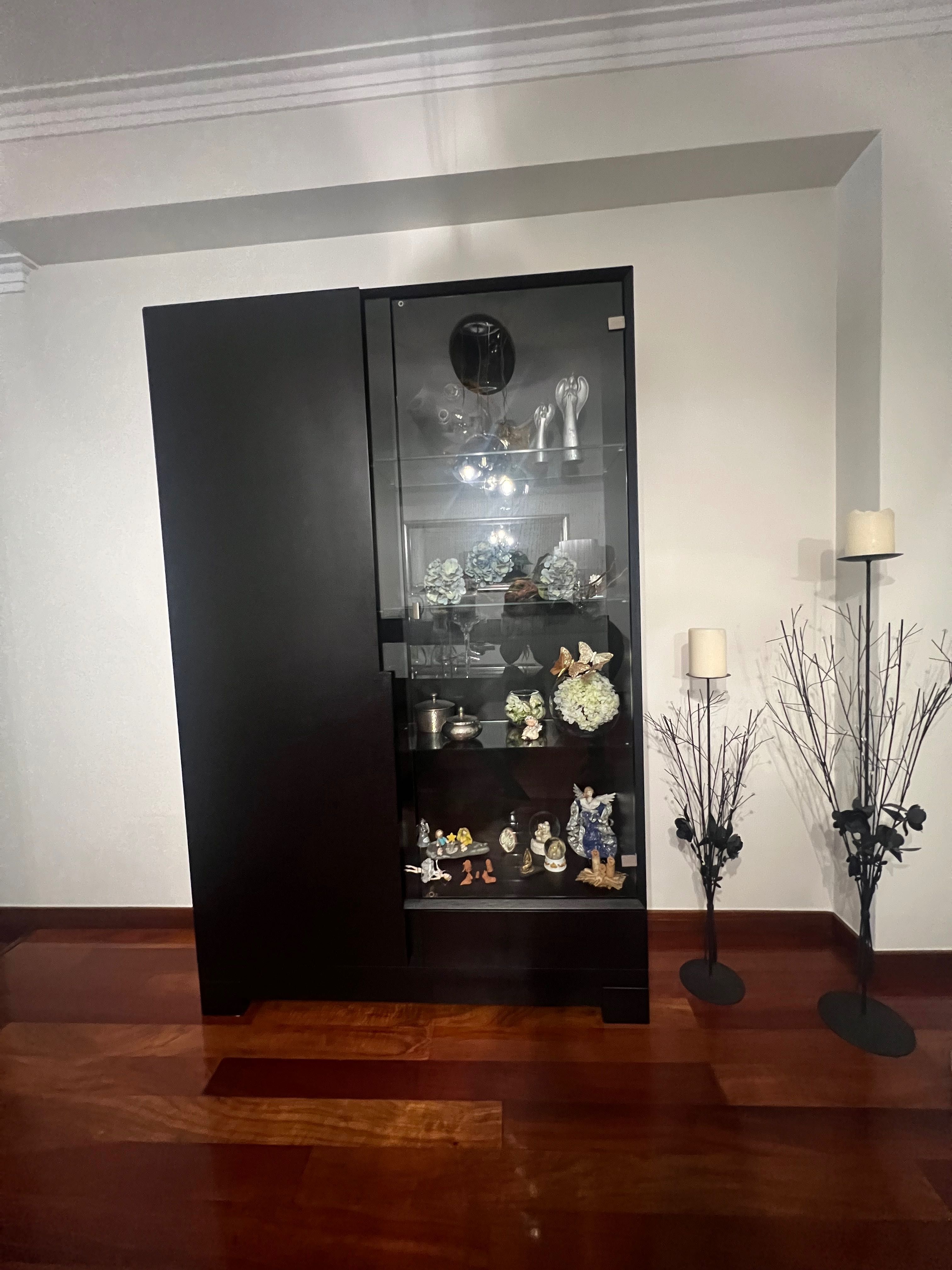 Vitrine em vidro e madeira