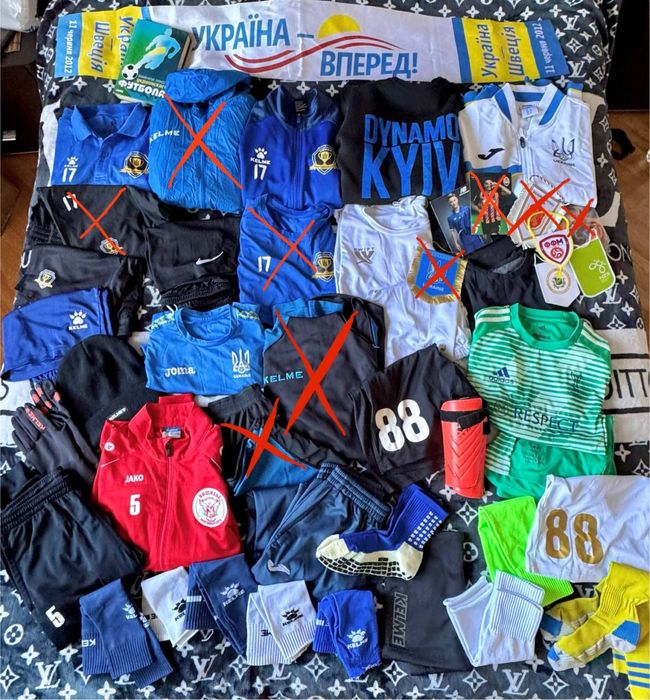 Футбольний одяг для тренувань (футбольная форма, кофты, штаны, гетры)