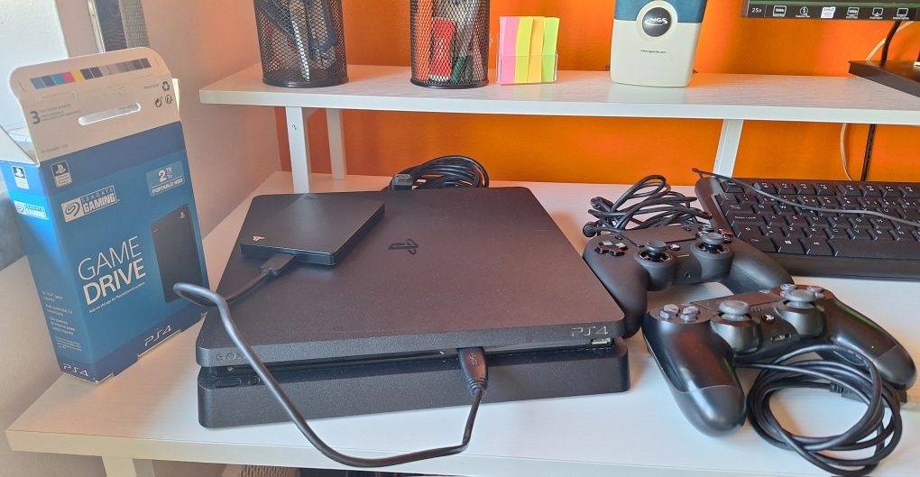 PlayStation 4 Slim + 2 comandos + Game Drive 2TB – Tudo impecável!