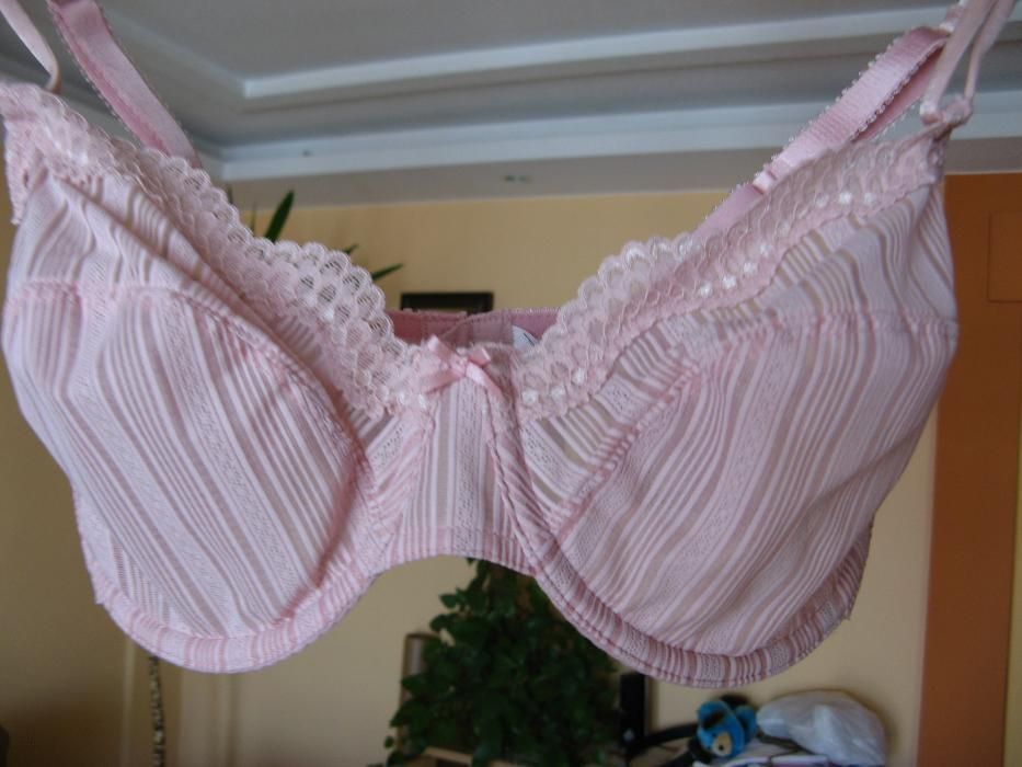 Bardzo ładny biustonosz marki Marks & Spencer 32DD/70DD !