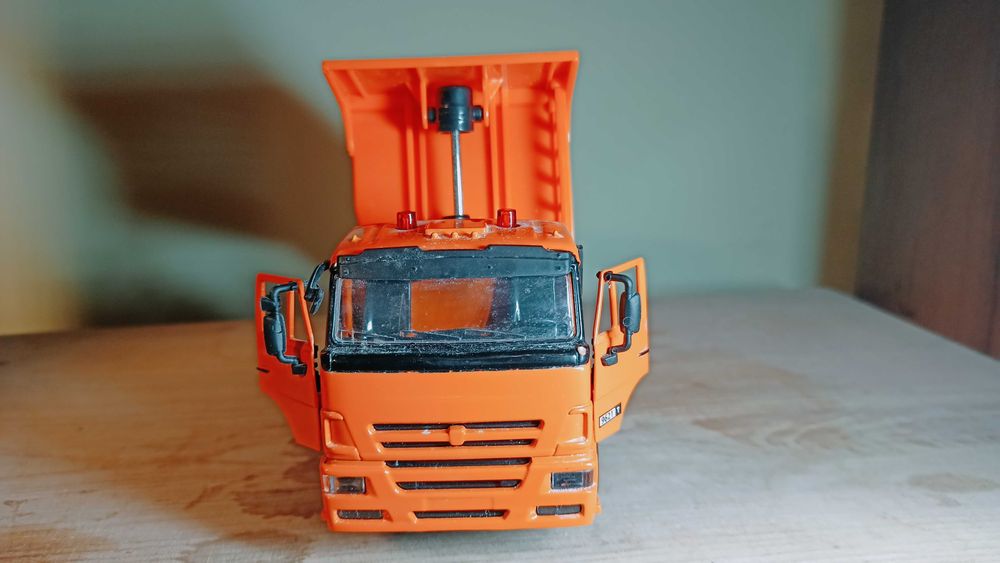 Жовтогарячий самоскид машинка 1/32 - 1/38. Вантажівка.