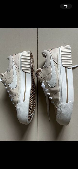 Продам жіночі шкіряні кросівки Nike.