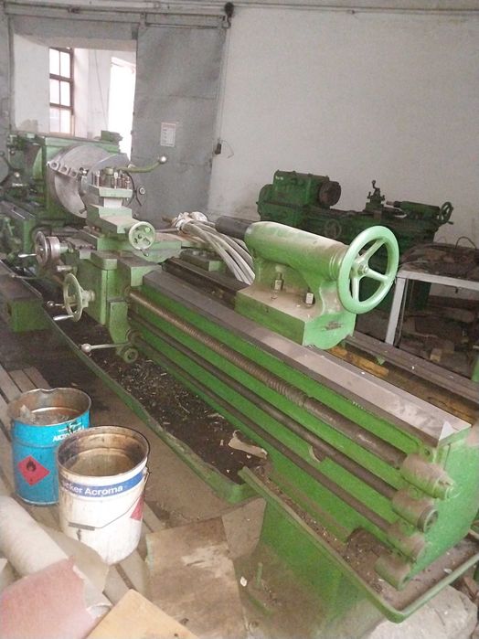 Токарний станок і велика свердлілка