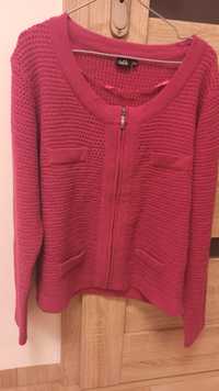 Różowy sweter zasuwany na suwak marki Isolde w rozmiarze 3XL