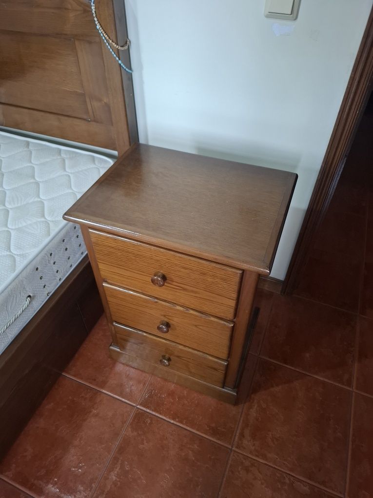 Conjunto 2 camas solteiro + colchões + mesa de cabeceira