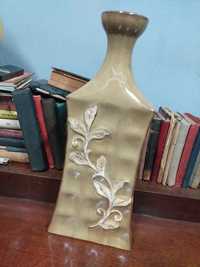 Stary wazon z motywem roślinnym