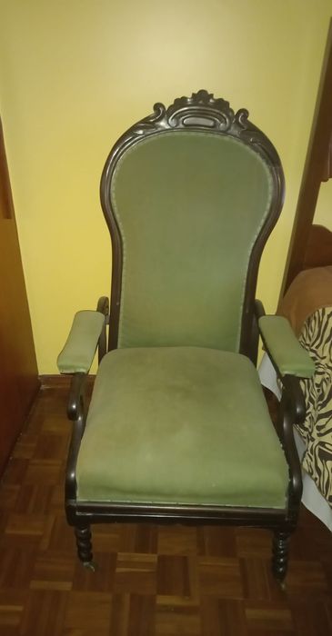Cadeirão antigo em madeira