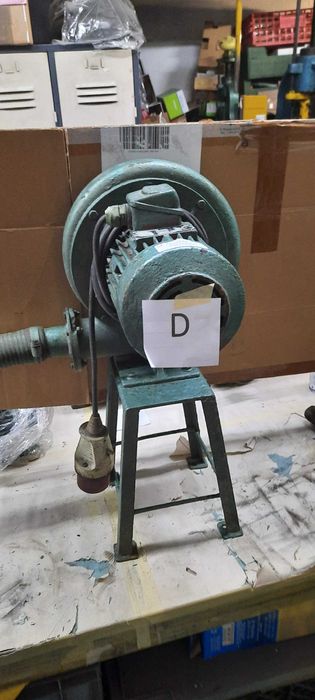 Motor Eléctrico Trifásico (D)-0.25Cv- 2830 rpm
        c/ ventilador