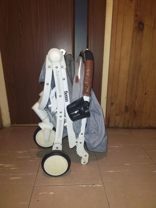 Lekki wózek  spacerowy fjessa skladany jedną ręką do samolotu