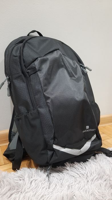 Nowy plecak rowerowy z uchwytem na kask i pokrowcem przeciwdeszczowym