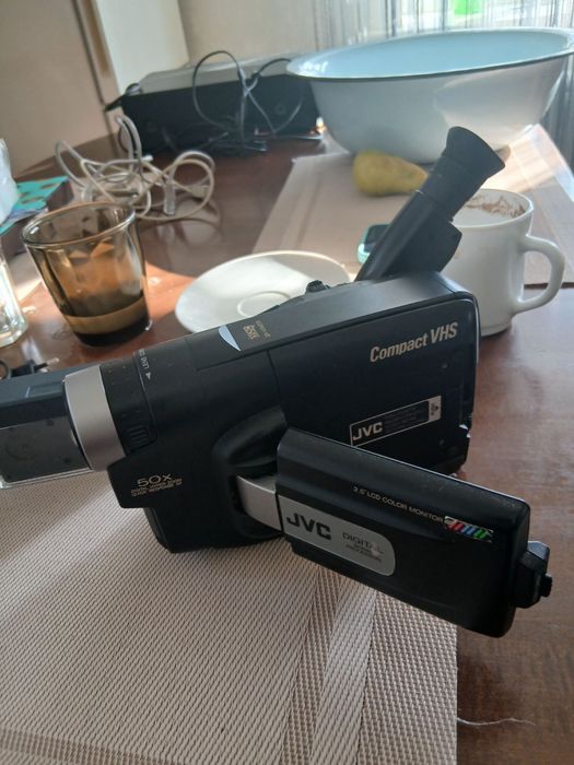 Відео-камера JVC.