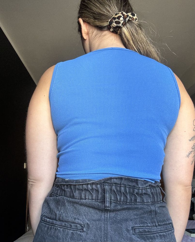 Top azul com brilhantes