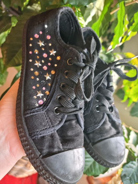 Czarne cienkie tenisówki z kryształkami i gwiazdkami 32