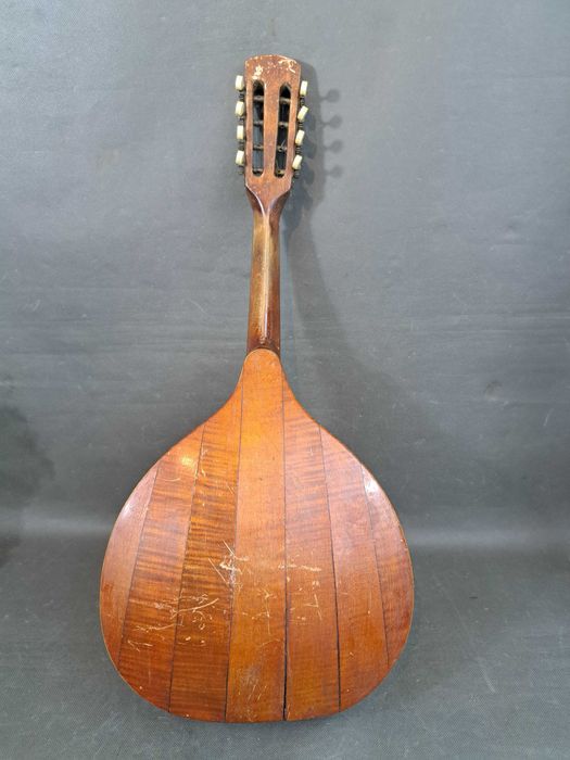 Stara mandolina intarsjowana masą perłową