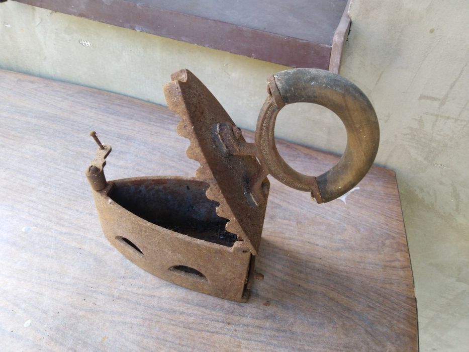Stare zabytkowe żelazko na węgiel