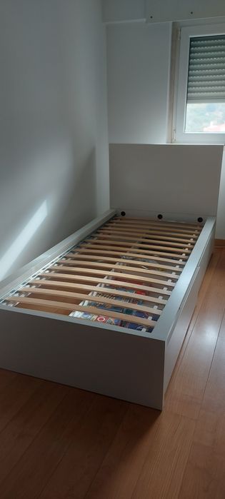 Cama individual - Malm com arrumação