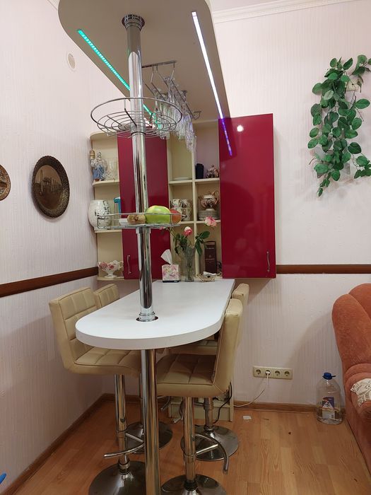 Барна стойка з полицями