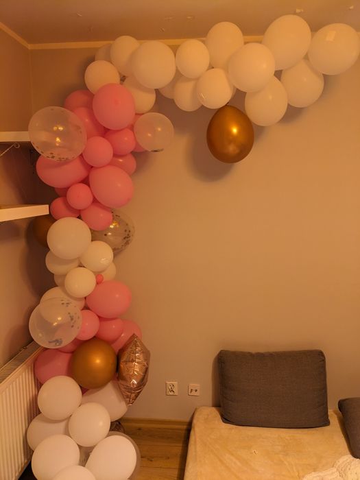 Związane nadmuchane balony