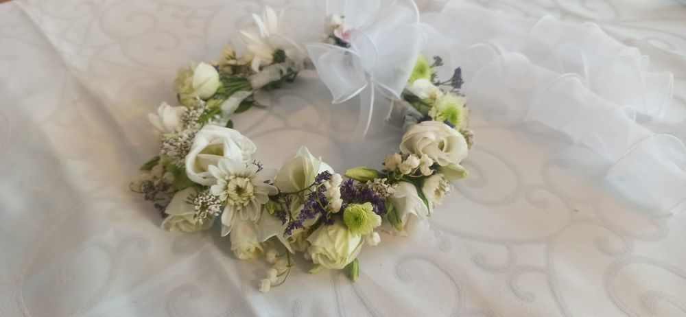 Wianek komunijny z żywych kwiatów