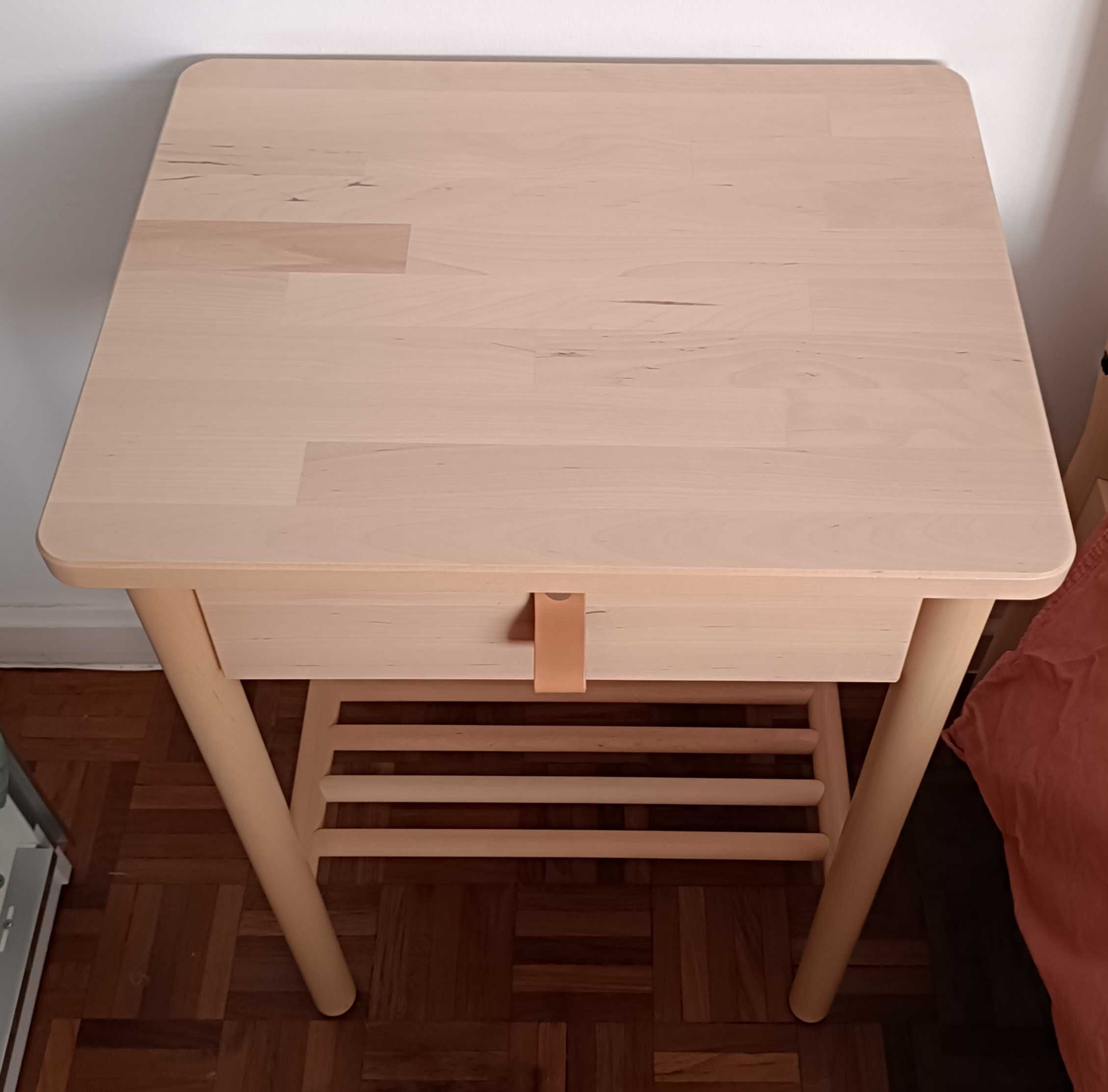 Mesa cabeceira IKEA