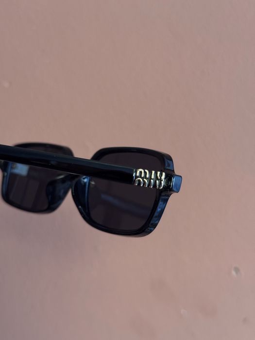 Oculos de sol retangulares pretos miu miu