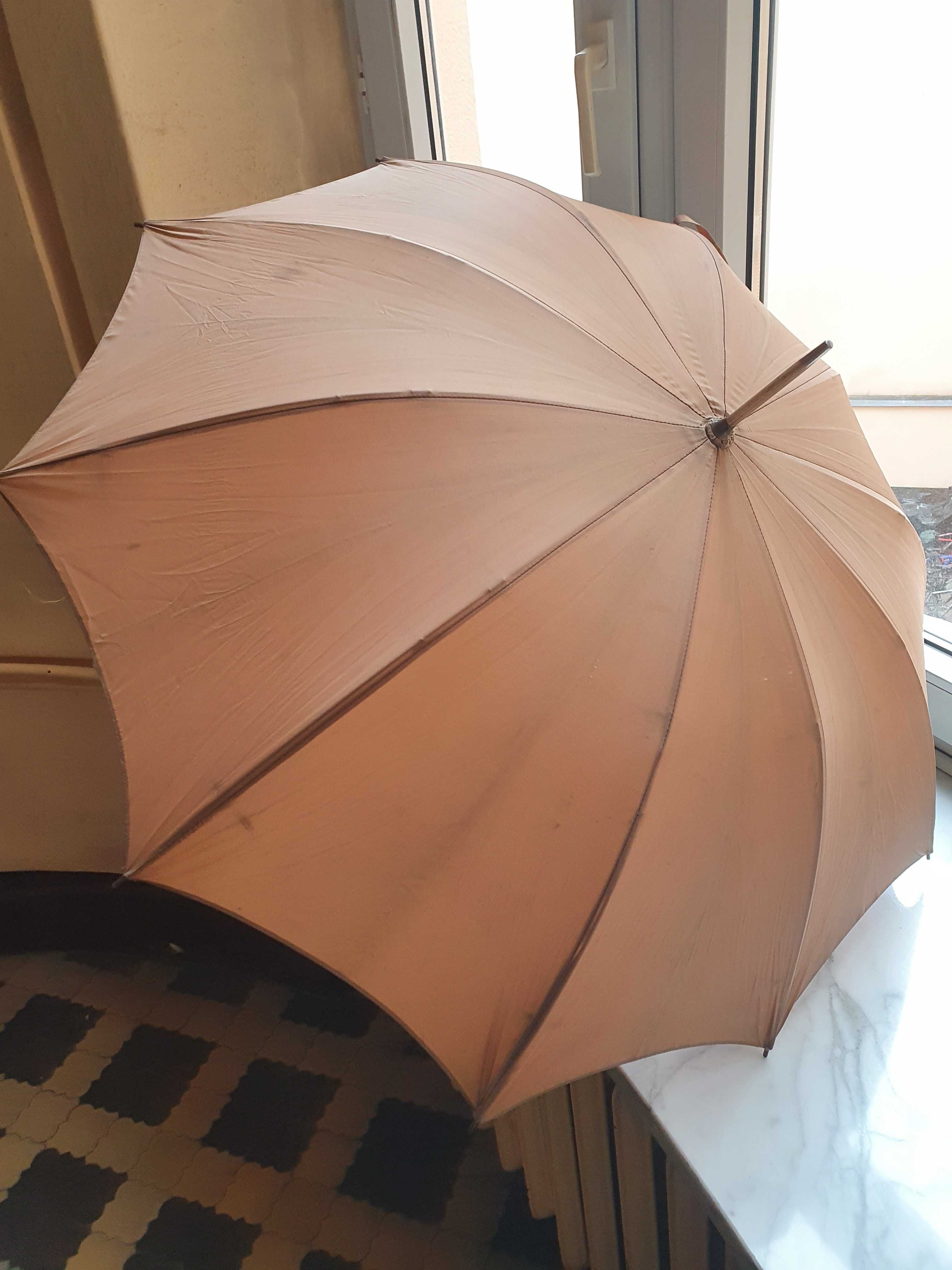 Doskonała do kolekcji lub na plan filmowy/zdjęciowy - stara parasolka.