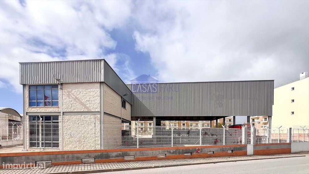 Armazem com 1850m2 em Olhão