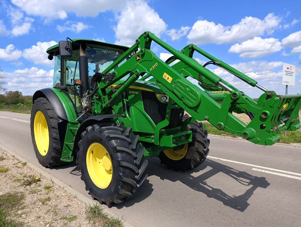 John Deere 6090 M z turem John Deere H310, 6110 R, 6100, 6230, 6330