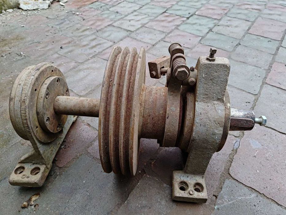 Вал 40 мм на корпусних підшипниках з шківом та гальмівним механізмом