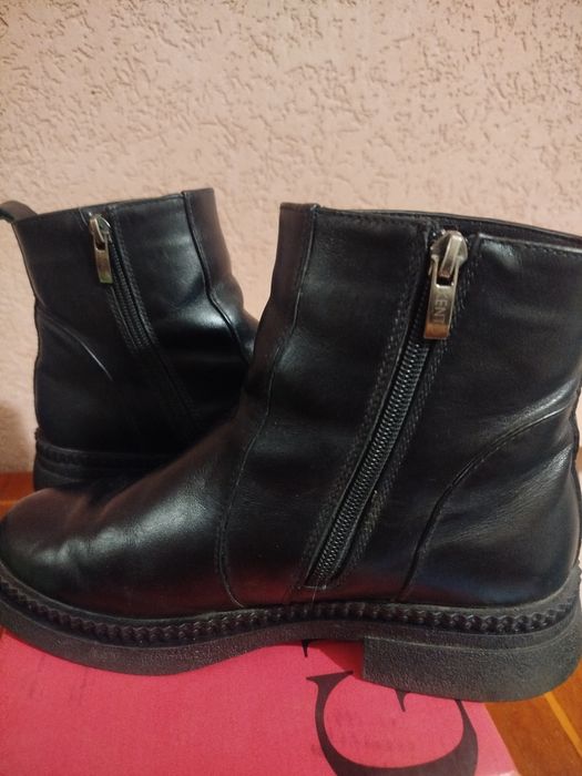 Челсі натуральна шкіра чорного кольору в доброму стані зимовий сезон