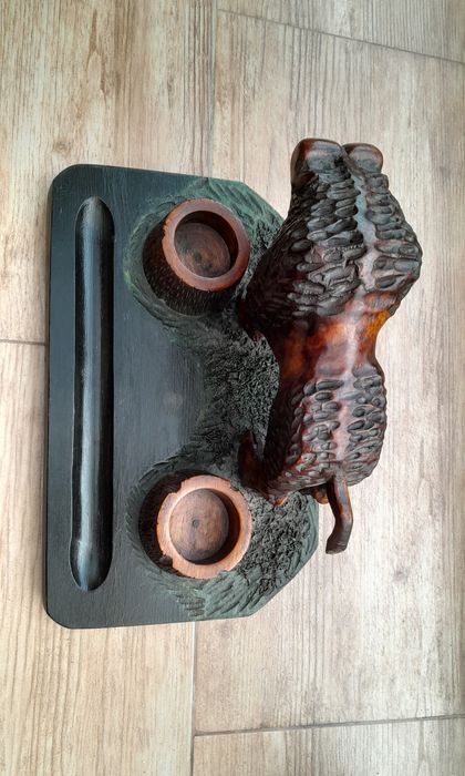 Stary,drewniany przybornik z rzeźbą żubra