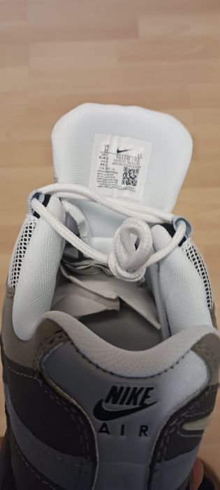 Nike Air Max 95 nas cores preto branco e cinzento
