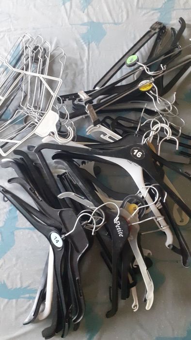 Вішаки,сітки для одягу і підставки.