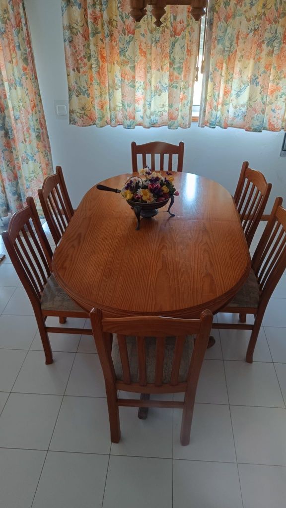 Mesa em madeira de pinho