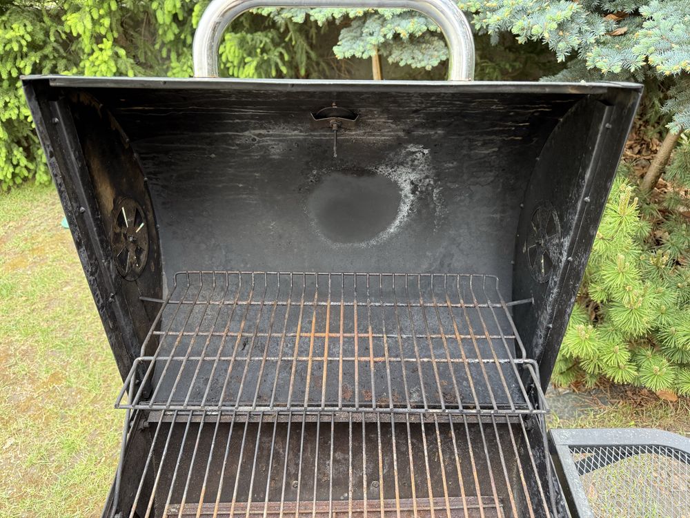 Grill węglowy z 2 rusztami.