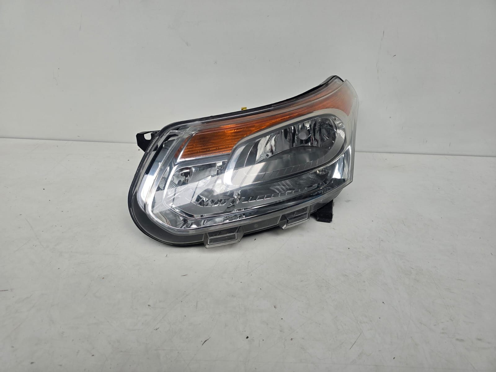 Lampa Citroen C3 Picasso lewa przednia Europa lewy przód