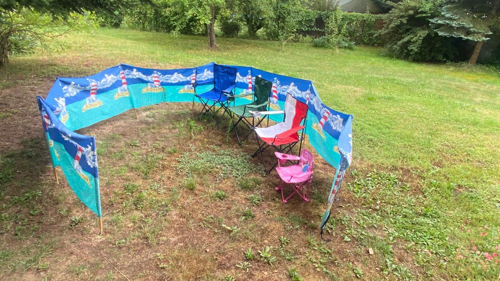 Zestaw 4 składanych krzesełek plażowych oraz parawan